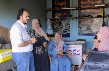A discussion among women fish retailers, traders, and sellers with Triple M's group technical engineer, following awareness sessions on renewable energy solutions in aquaculture. Photo by: WorldFish – Egypt