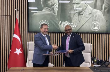 Director General of WorldFish, Dr. Essam Yassin Mohammed and Dr. Mustafa Altuğ Atalay, Director General of TAGEM signed MOU. Photo Sean Lee/WorldFish. 