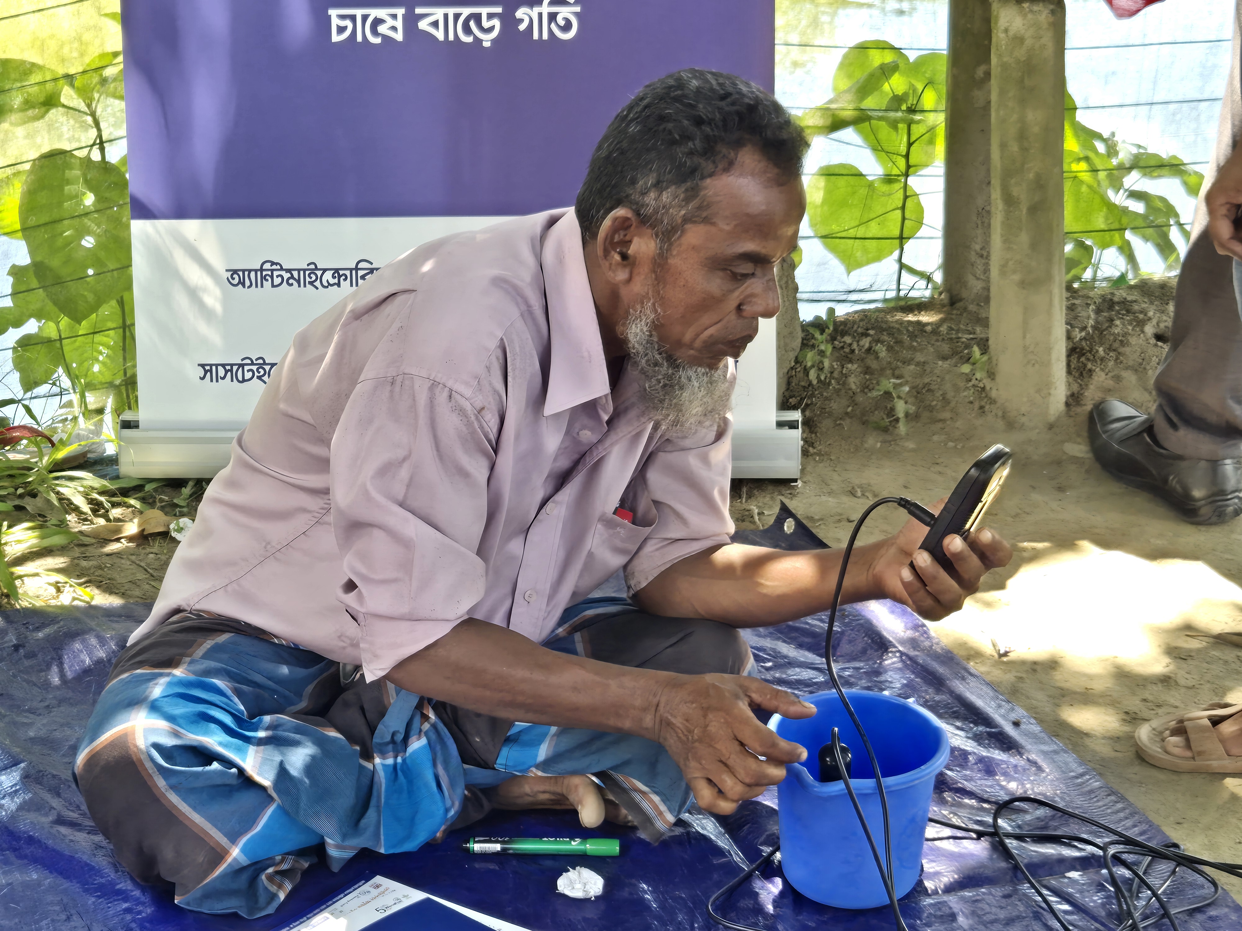 Farmer testing oxygen in water using dissolved oxygen meter after the practical demonstration. Photo: Sabrina Hossain/WorldFish  