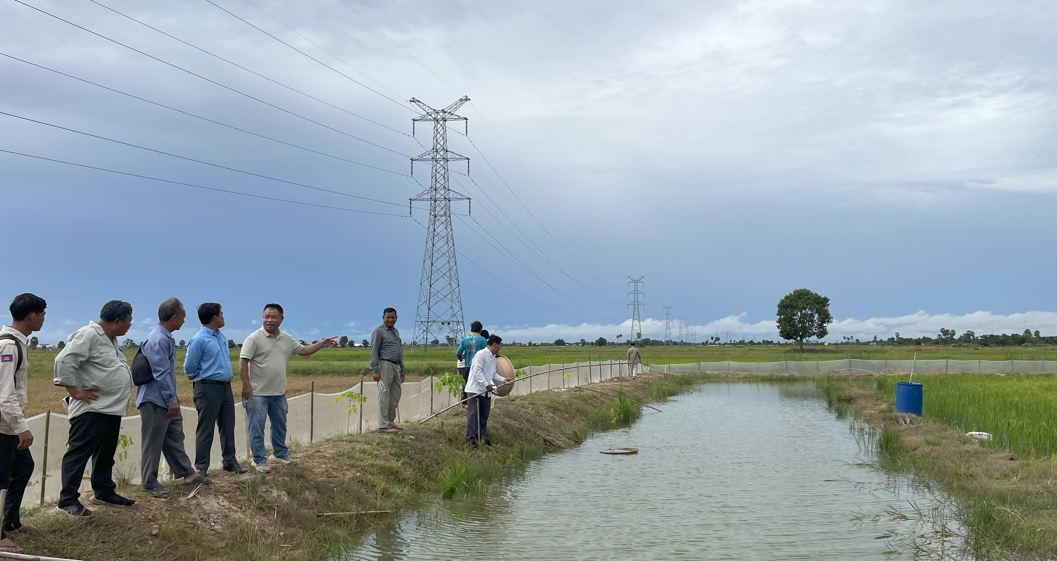 WorldFish explaning about the rice-prawn production system